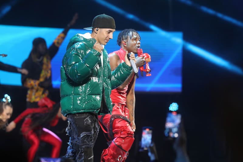 Los cantantes interpretaron su hit "Ultra solo".