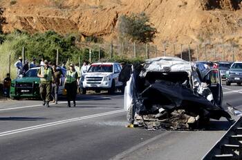 Choque frontal entre dos vehículos termina con tres fallecidos en Linares
