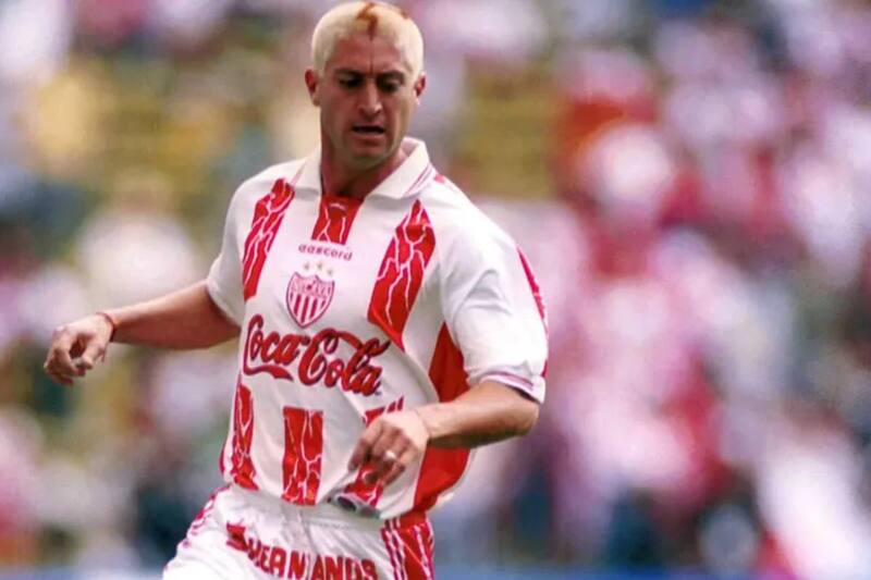 El goleador chileno cuando defendía al Necaxa de México.