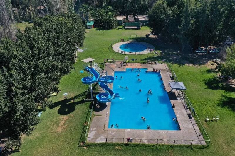 En el lugar, podrás refrescarte en piscinas rodeadas de amplias áreas verdes, ideales para un relajante día de verano con tus seres queridos estas vacaciones. Créditos: Google Maps.