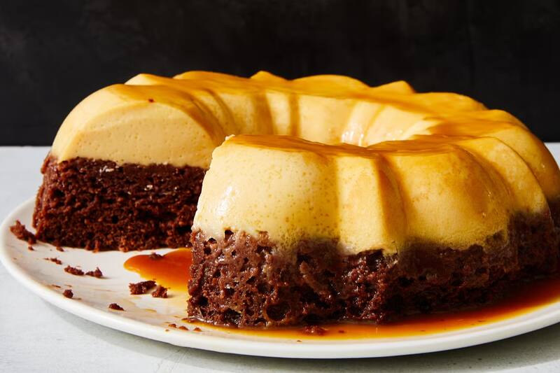 También conocido como chocoflan, este complejo postre es de los más ricos que podrás preparar en casa. Créditos: Blogichef.