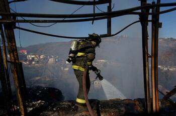 VIDEO | Fatal incendio en Valparaíso dejó dos personas fallecidas y cuatro viviendas consumidas por las llamas