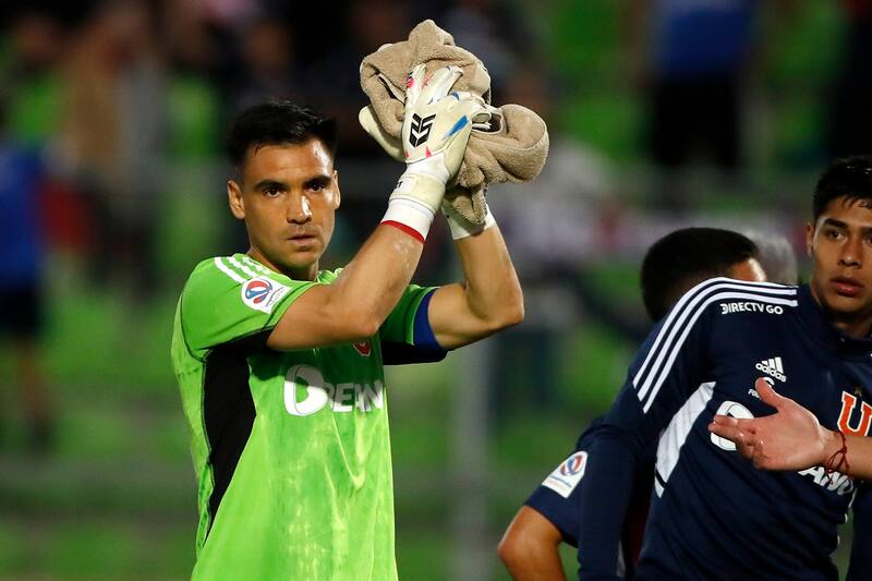 El arquero de la U realizó un intercambio de camisetas con Marco Grimalt.
Andres Pina/Photosport