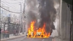 VIDEO | Grupo de 20 delincuentes roban bodega en Renca y queman dos vehículos para lograr huir