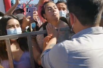 Gabriel Boric fue escupido por un familiar de los denominados presos políticos del estallido social