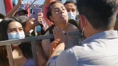 Gabriel Boric fue escupido por un familiar de los denominados presos políticos del estallido social