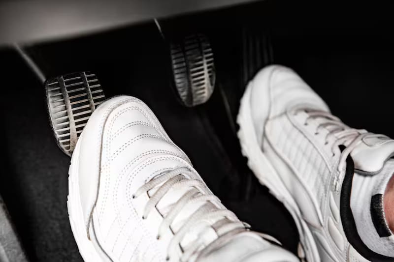 Pisar embrague y freno puede ser un gran problema