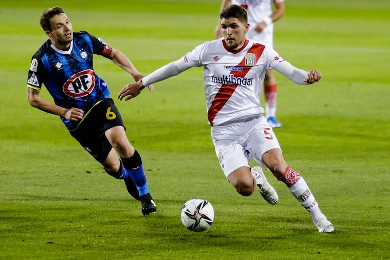Durante sus primeros días en el fútbol chileno con la camiseta de Curicó. Foto: Aton.