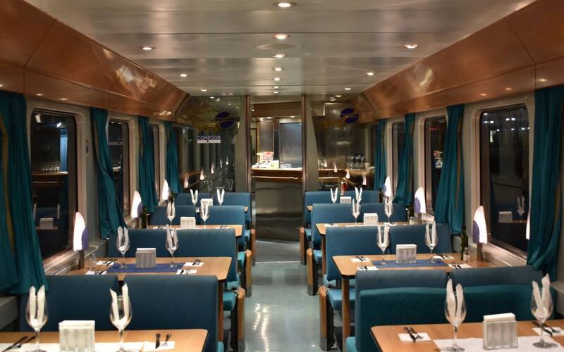 El servicio incluye un coche comedor para que los pasajeros puedan disfrutar del paisaje mientras comparten una cena. Foto: EFE.