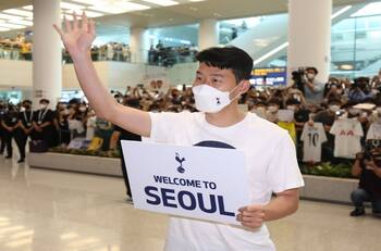 VIDEO| Figura del Tottenham hizo de guía turístico para recibir a sus compañeros en el aeropuerto