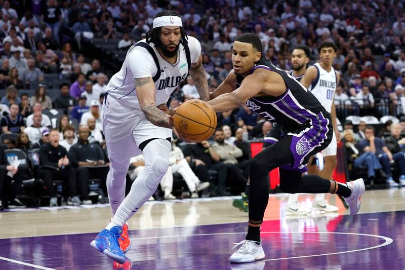 durante el partido entre Dallas Mavericks y Sacramento Kings por los Play-In de la NBA.