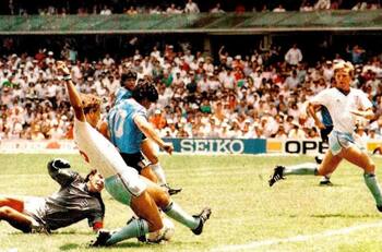 VIDEO | ¡Arranca por la derecha el genio del fútbol mundial! Se cumplen 36 años del "Gol del Siglo" de Maradona a Inglaterra