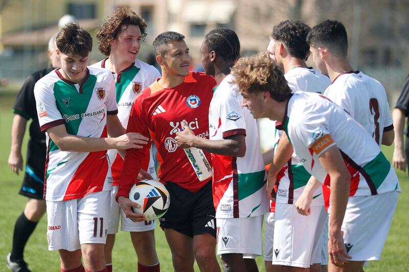Alexis Sánchez comparte junto a los jugadores de la AC Reggiana.