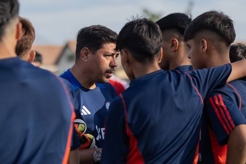 El entrenador se refirió al potencial impacto migratorio en las selecciones juveniles: "Es un reflejo de lo que está pasando en el país. Hay muchos chicos que juegan y llevan 7 o 10 años en Chile, pero están ilegales".