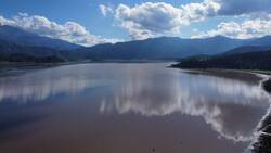 A 1 hora de Santiago: Esta laguna en la Región Metropolitana es ideal para una escapada