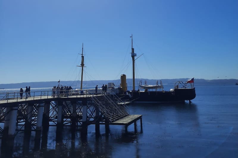 Es un museo al interior de la embarcación ubicado en Talcahuano.
Créditos: Daniela Jerez.