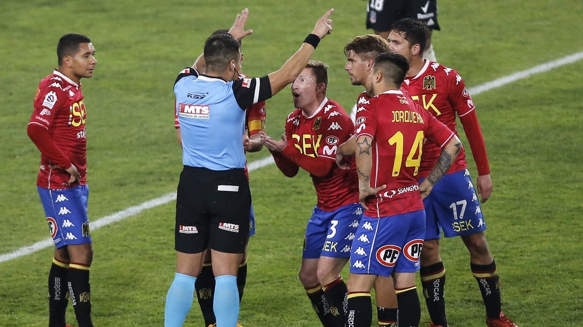 La "palabra prohibida" que irrita a los árbitros y significa roja directa para los futbolistas chilenos