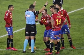 La "palabra prohibida" que irrita a los árbitros y significa roja directa para los futbolistas chilenos