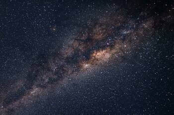 Nuestra galaxia: Astrónomos descubren secretos de ¨El pobre viejo corazón de la Vía Láctea"