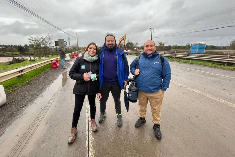 La periodista acompañada por parte del equipo del noticiero de Mega.