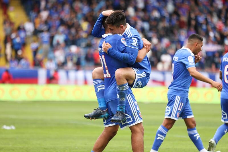 vistiendo la camiseta de Universidad de Chile en la temporada 2022.