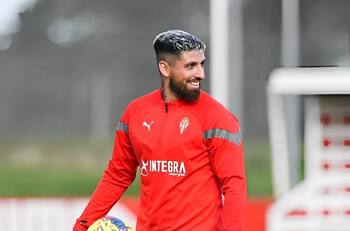 Entrena solo y en su club le buscan una salida: el amargo presente de delantero chileno en España