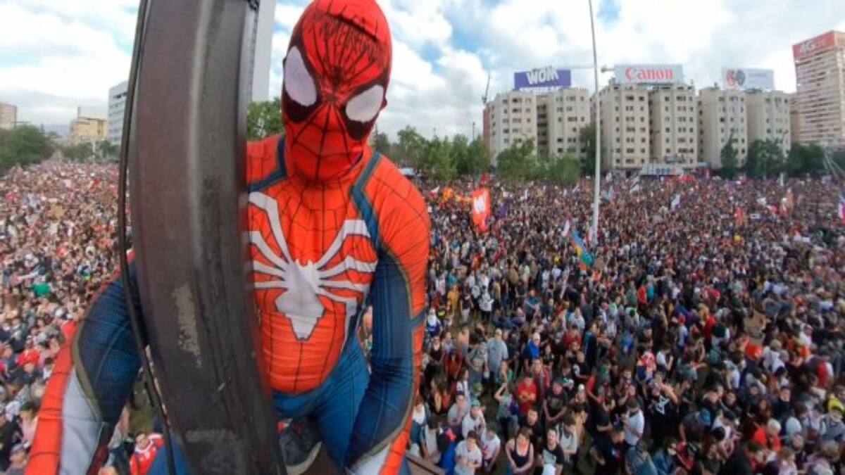 (VIDEO) Carabineros detiene al “Sensual Spiderman” en las cercanías de Plaza Baquedano