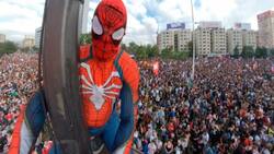(VIDEO) Carabineros detiene al “Sensual Spiderman” en las cercanías de Plaza Baquedano