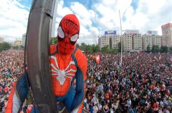 (VIDEO) Carabineros detiene al “Sensual Spiderman” en las cercanías de Plaza Baquedano
