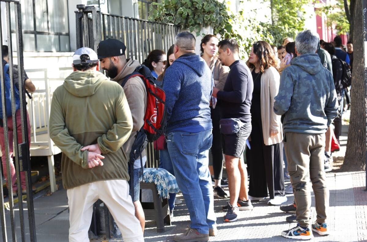FOTOS | Matrículas 2023: Apoderados realizan largas filas desde la madrugada