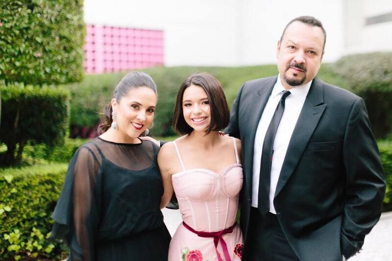 Ángela Aguilar junto a sus padres.
