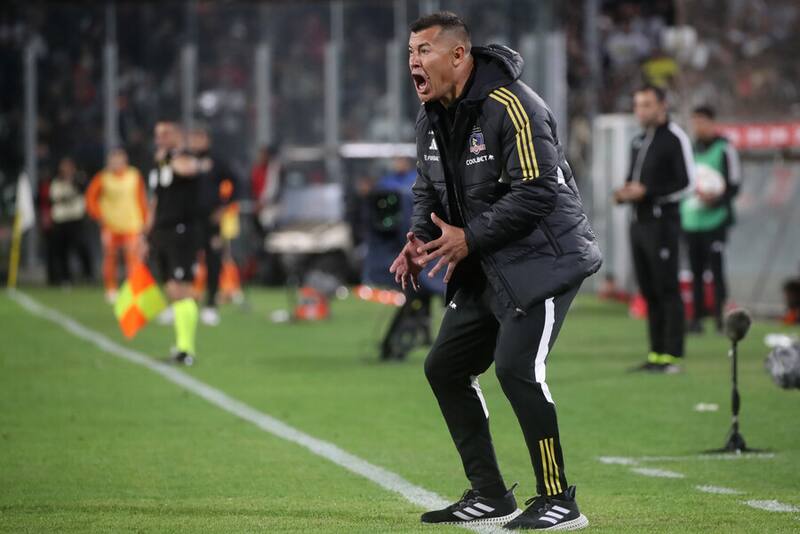 Jorge Almirón fue suspendido y no estará ante la UC. Foto: Aton.