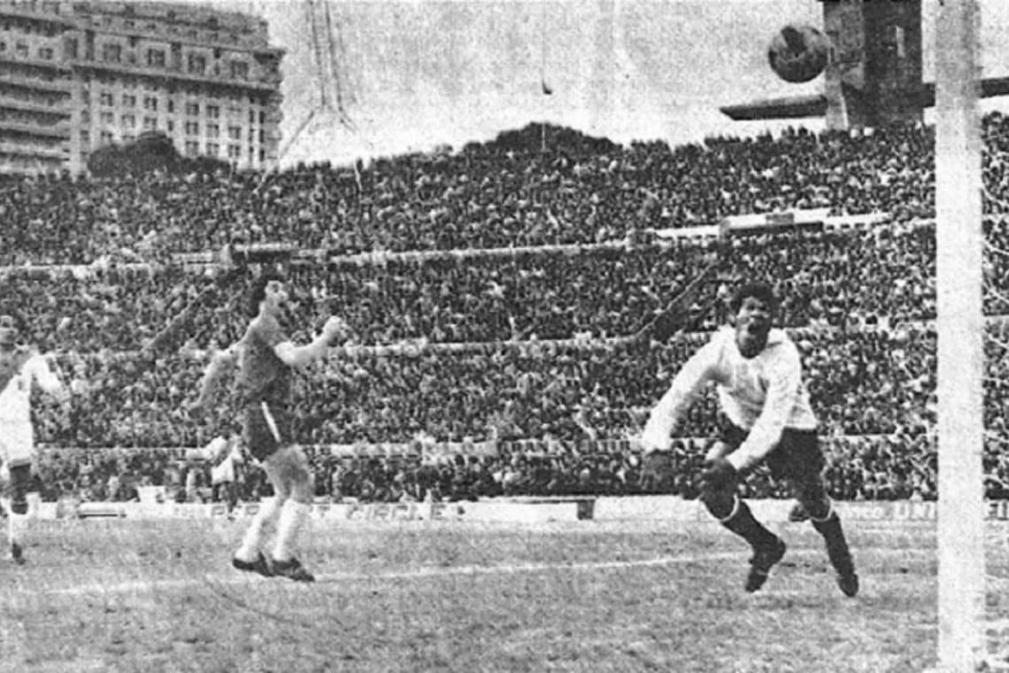 El momento exacto del gol chileno en el Estadio Centenario.