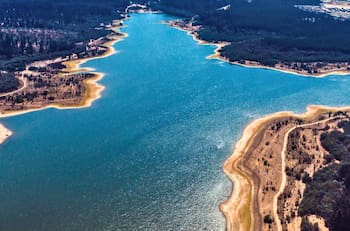 Tiene laguna, bosque y senderos: la reserva natural a una hora de Santiago ideal para visitar en otoño
