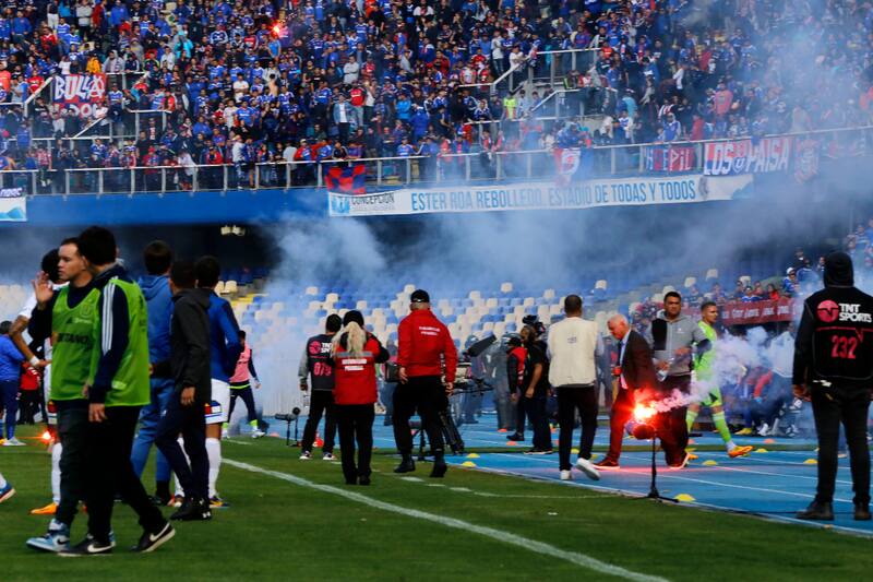El Clásico Universitario en Concepción debió ser suspendido. (Foto: Agencia Aton)