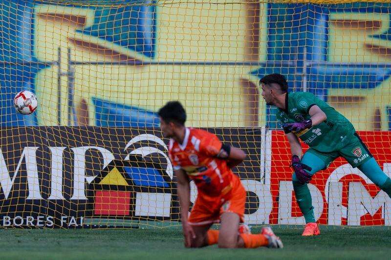 Nicolás Avellaneda sufrió dos goles ante Everton pese a haber atajado un penal. (Foto: Aton)
