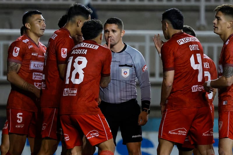 contra el árbitro Cristián Galaz. Agencia Aton