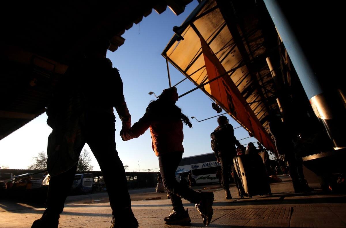 Detienen a pareja que usaba a su hijo de 5 meses para vender droga afuera de terminal de buses