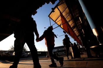 Detienen a pareja que usaba a su hijo de 5 meses para vender droga afuera de terminal de buses