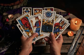 Tarot gratis para el 1 de mayo: Estas son las predicciones de salud, amor y dinero