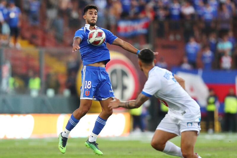 Franco Lobos en el partido de la U con Huachipato. Foto: Aton.