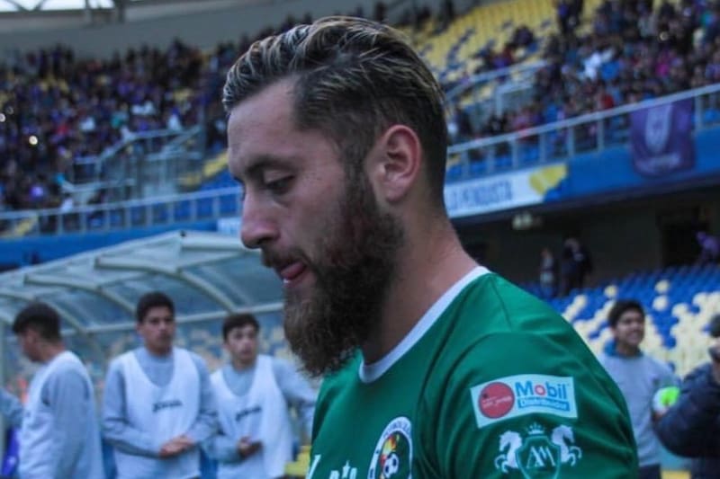 El retirado volante de contención jugó por Colo Colo (Primera A); Colo Colo B (Segunda); Barnechea (Segunda); Deportes Valdivia (Primera B); y Rodelindo Román (Tercera B, Tercera A y Segunda).