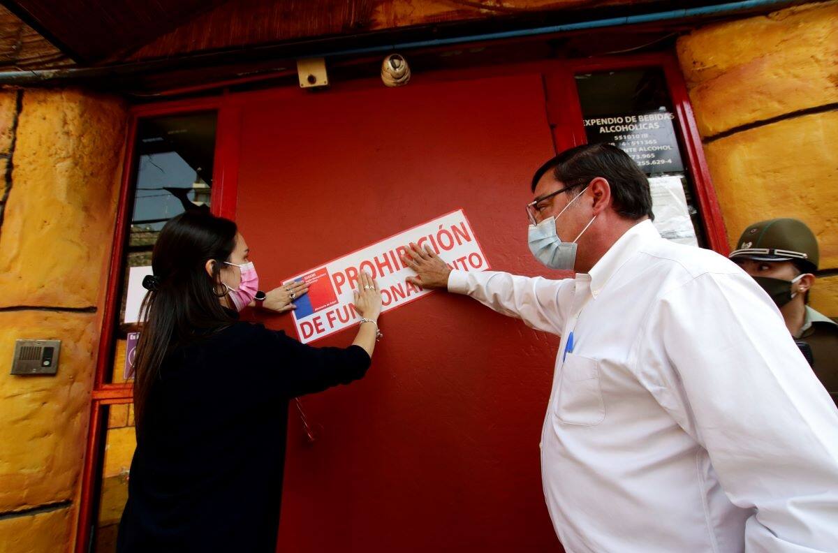 Pareja fue detenida tras ser descubierta al interior de motel clausurado en Recoleta
