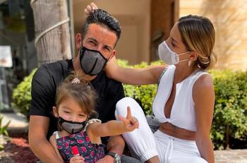 La tierna emoción de Luz Elif, la hija de Gala Caldirola y Mauricio Isla, al abrir sus regalos de Navidad
