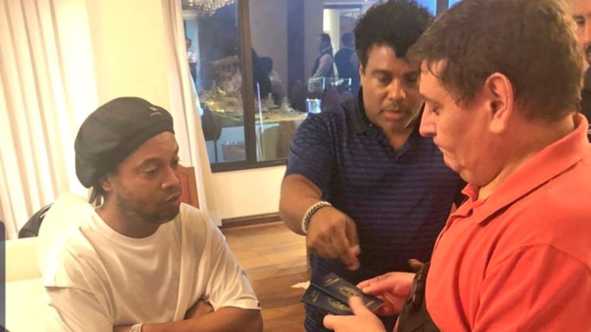 Ronaldinho fue detenido en Paraguay por usar un pasaporte que lo considera ciudadano de ese país