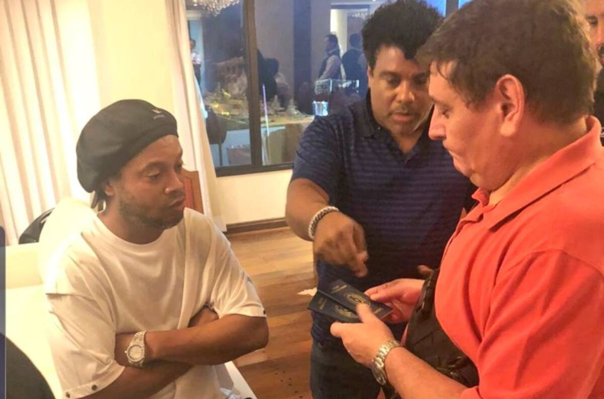 Ronaldinho fue detenido en Paraguay por usar un pasaporte que lo considera ciudadano de ese país