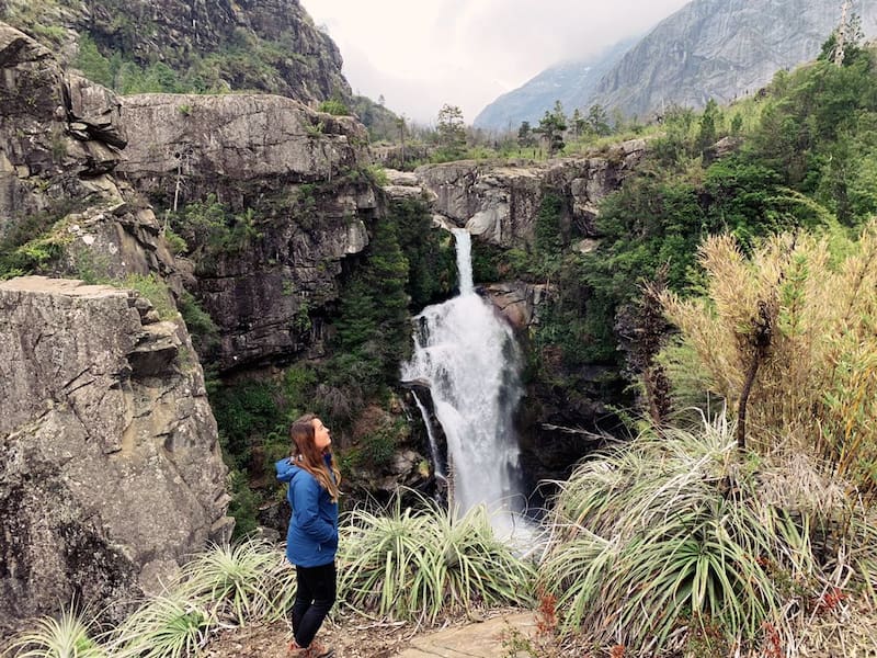 De 60 metros de altura cae una cascada transparente