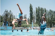 A 45 minutos de Santiago: Este gran camping y parque acuático rodeado de áreas verdes es ideal para visitar en días de calor