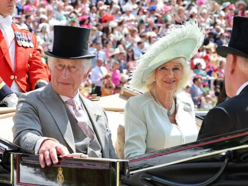 Reina Camila hizo un guiño a la reina Isabel en el Ladies Day de Ascot
