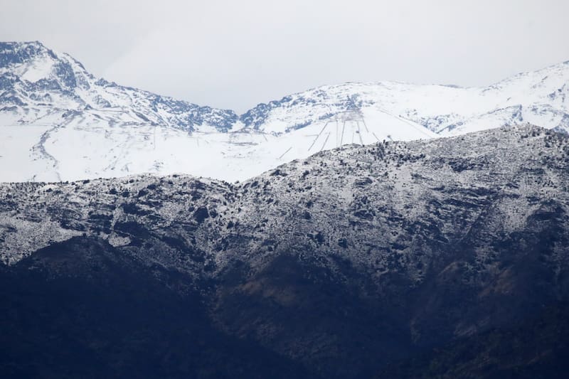 El aviso también contempla la caída de nieve en los sectores cordilleranos de seis regiones del país.